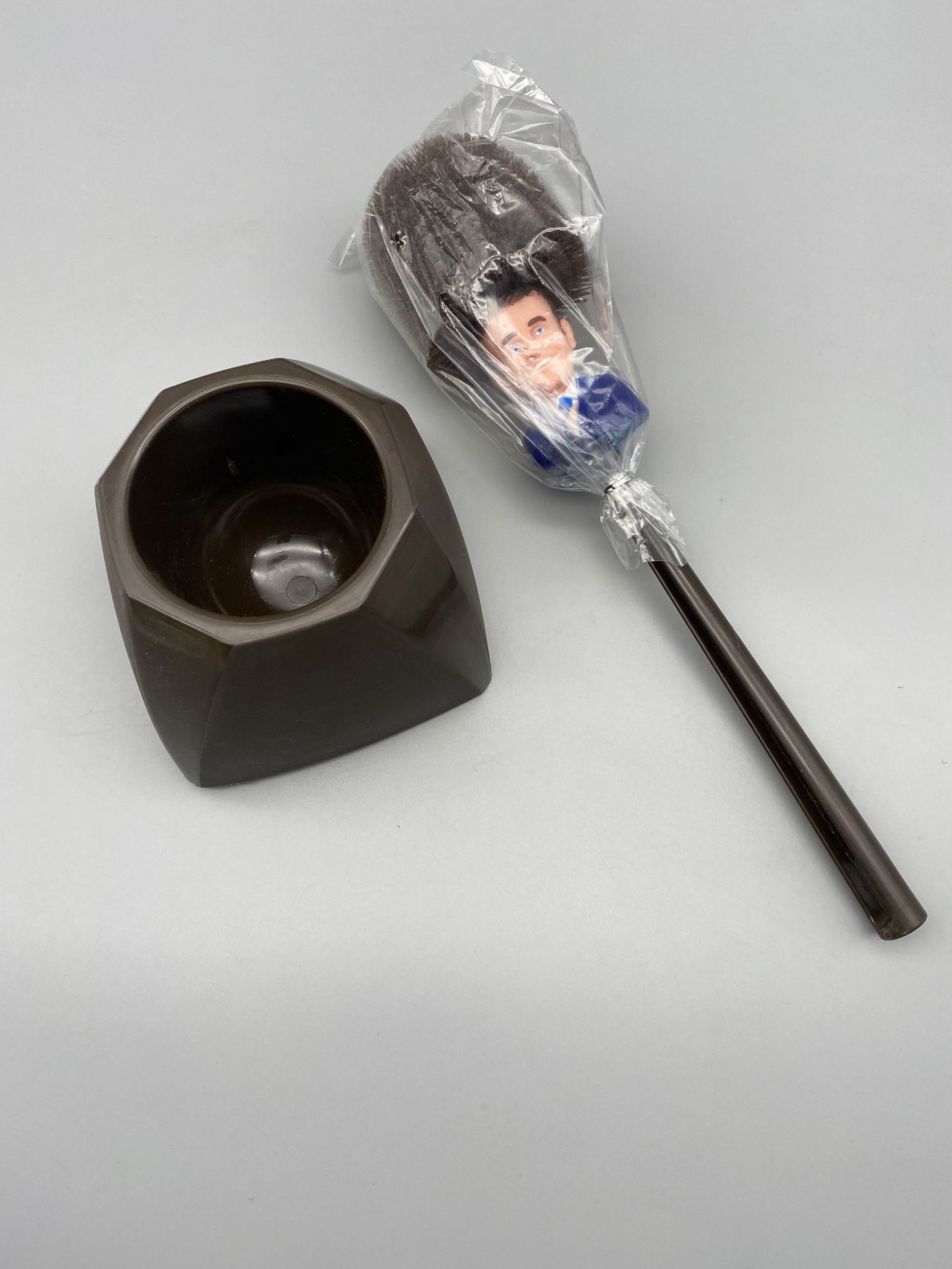 Cross-border wholesale Macron toilet brush creative doll presidential toilet brush with base spoof French toilet brush