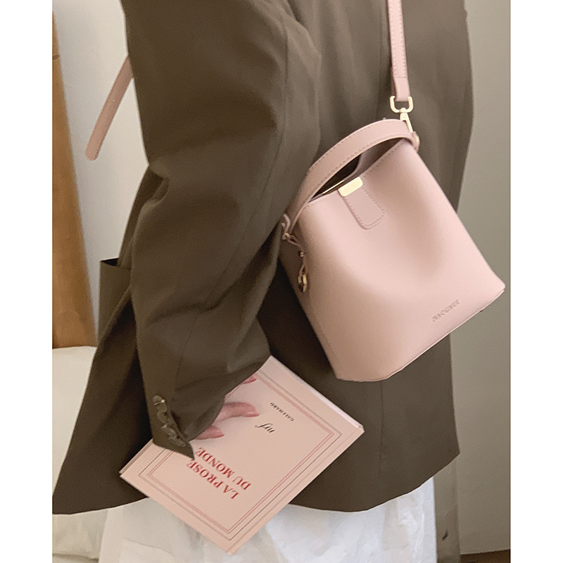 Korean style fashionable small handbag for women, new simple bucket bag, versatile shoulder crossbody bag