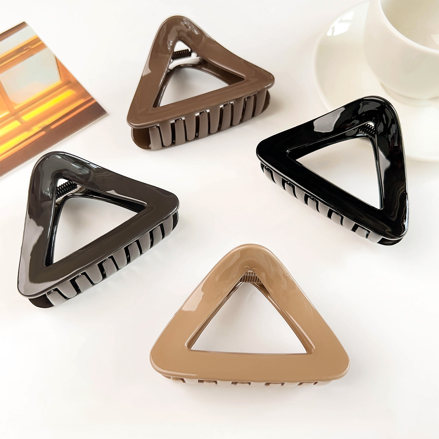 Maillard Bright PC Triangle Grab Clip Temperamento coreano Forcina per capelli a mezza coda di cavallo alta Fermaglio squalo cavo di alta qualità per le donne_voghion.com