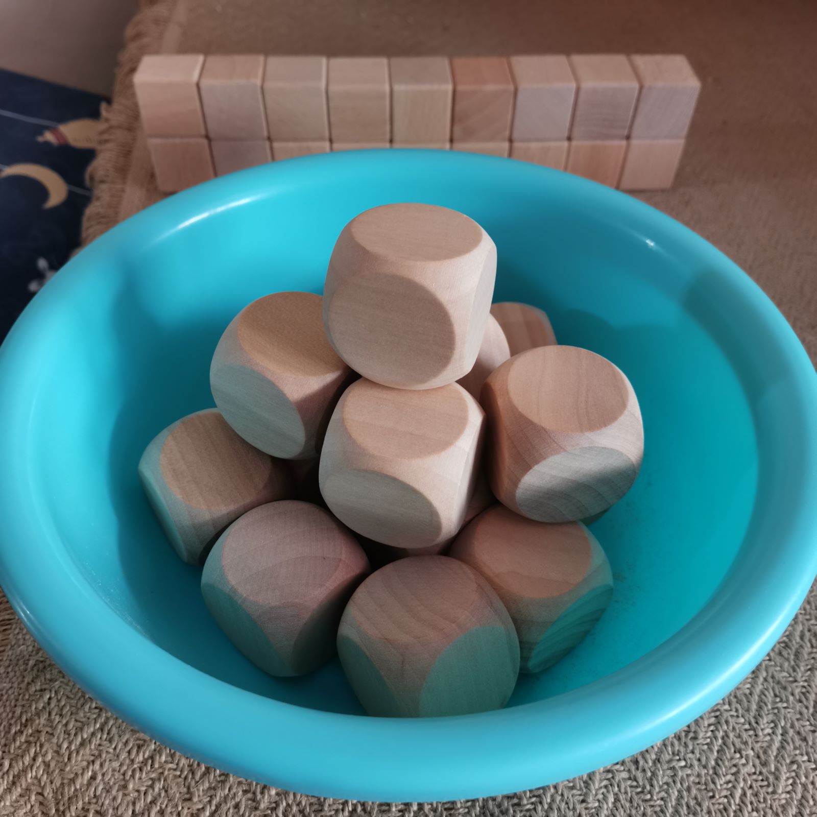 Factory spot 30mm wooden dice wooden creative color points rounded wine dice mahjong wooden sieve