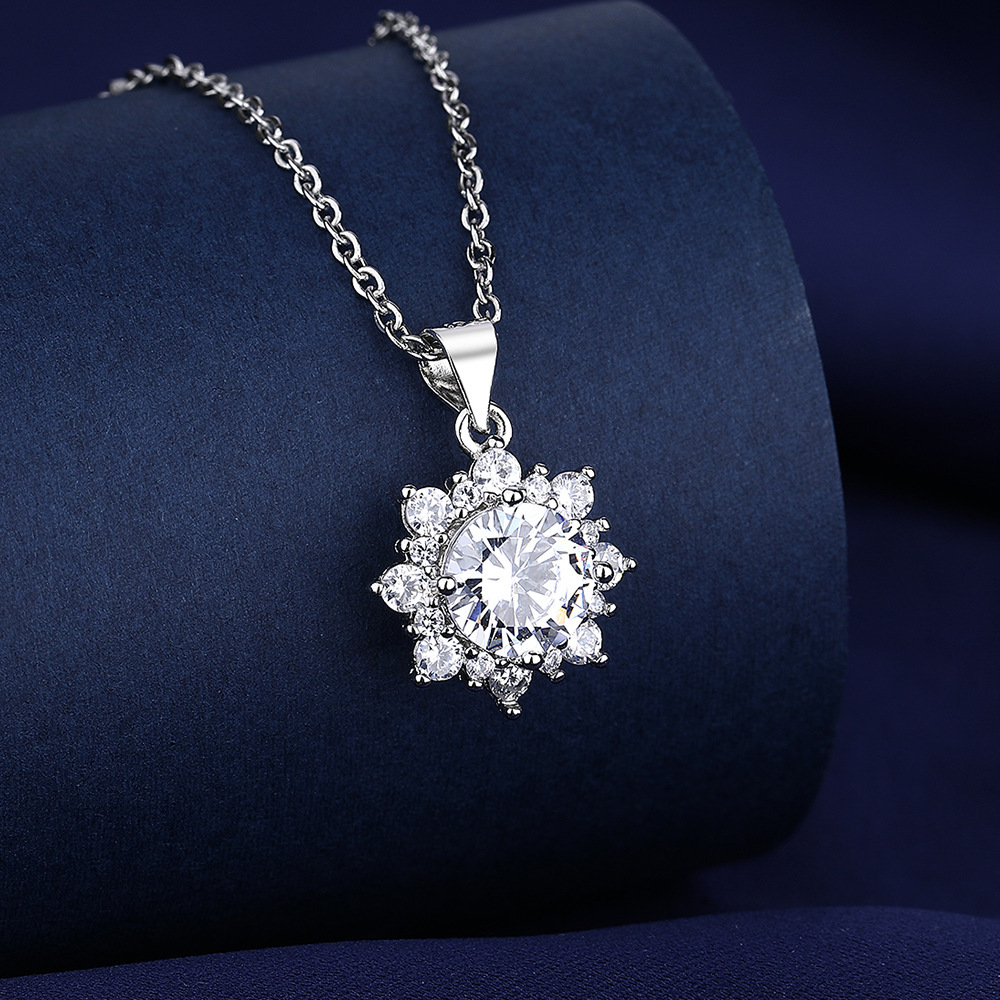 Korean 2023 Fashion Korean Necklace Sunflower Mosang Women's 2 Karat Pendant Diamond High-end Light Luxury Wholesale