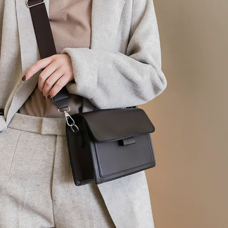 New Small Bag Women's 2023 Spring New Trendy ins All-match Wide Shoulder Strap Small Square Bag Retro Shoulder Crossbody Bag