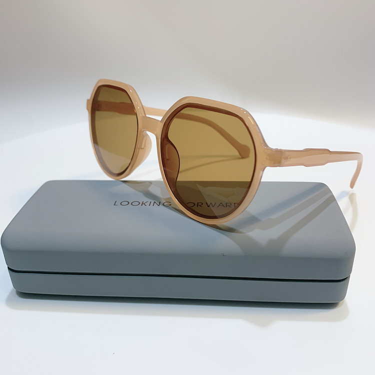 2024 new ins street photography retro women's small frame milk tea big face thin sunglasses sunglasses women's tide wholesale