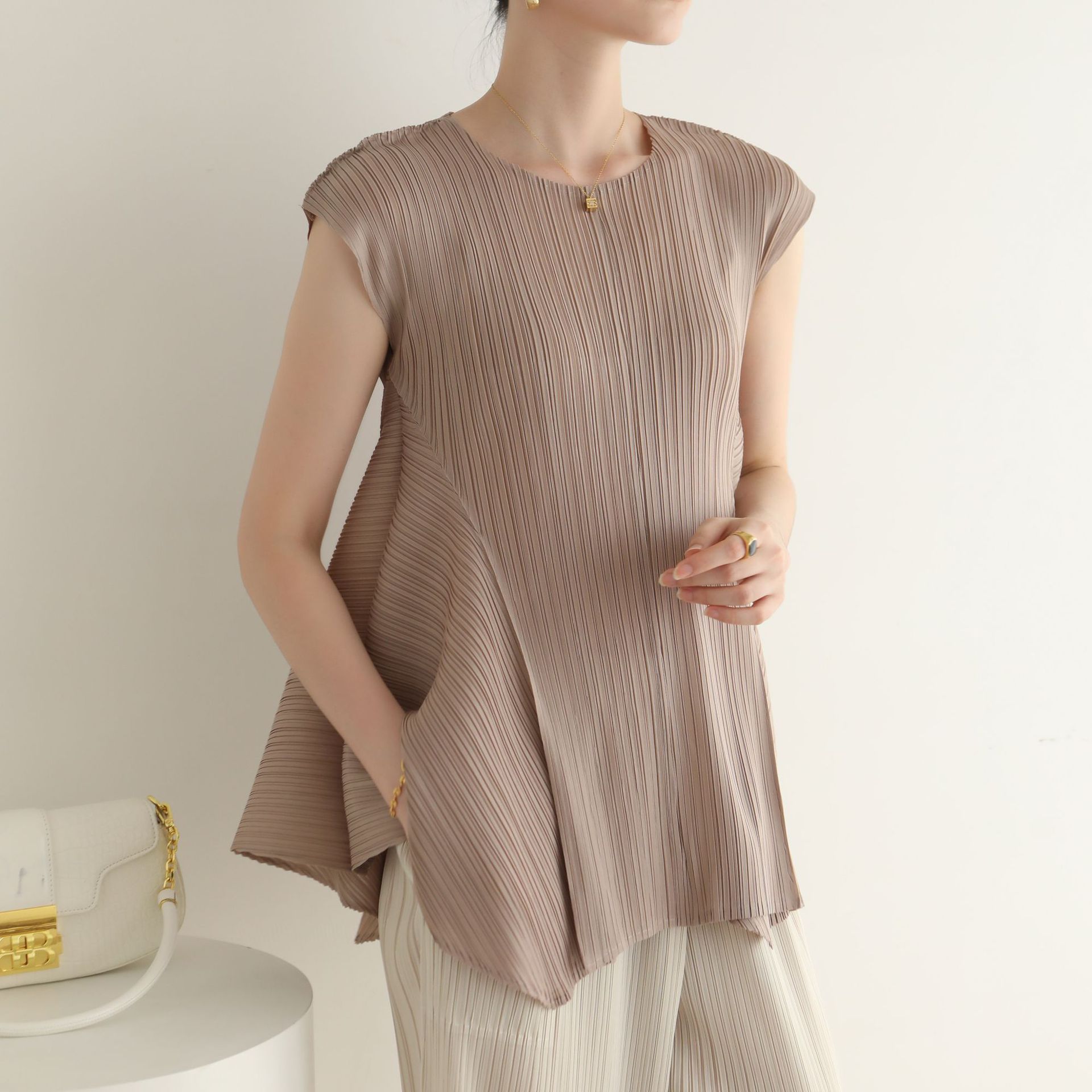 Manufacturer direct supply of high-end pleated niche design in summer irregular fashion solid color fresh casual T-shirt
