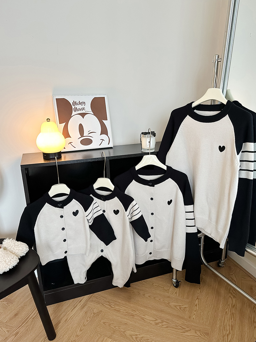 Parent-child clothing Korean 2025 new autumn clothing a three or four climbing clothing family decoration love raglan sleeve sweater tide