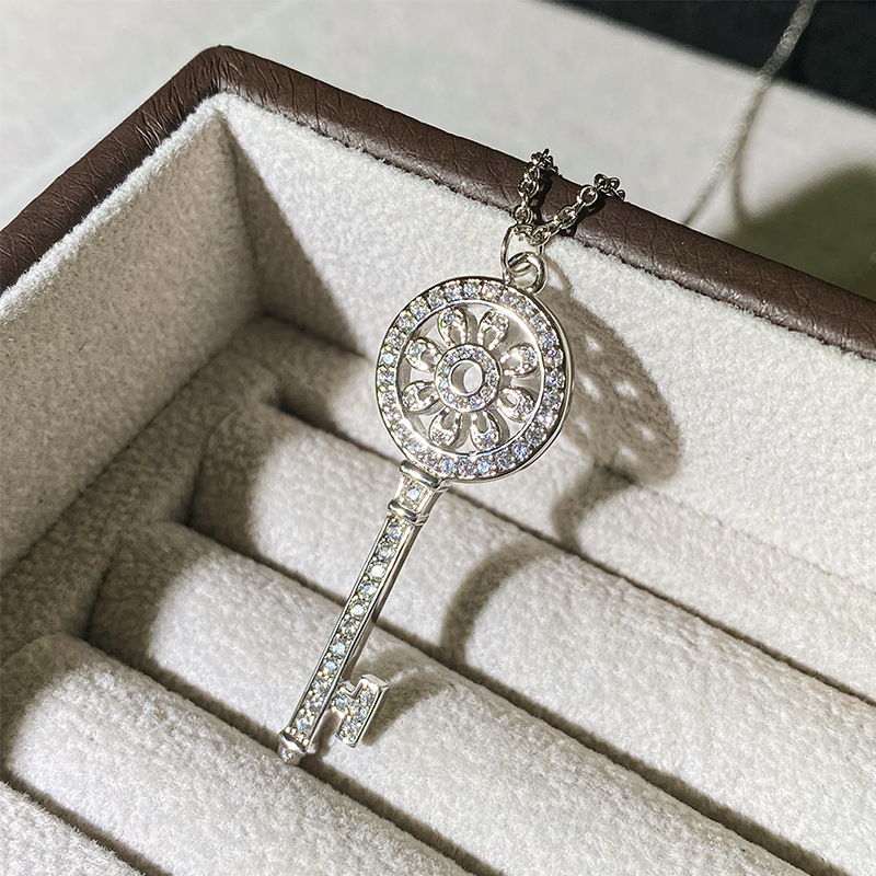 V金精工版太陽花鑰匙項鍊 女金長款毛衣鏈潮秋冬鑽石鎖骨鏈批發