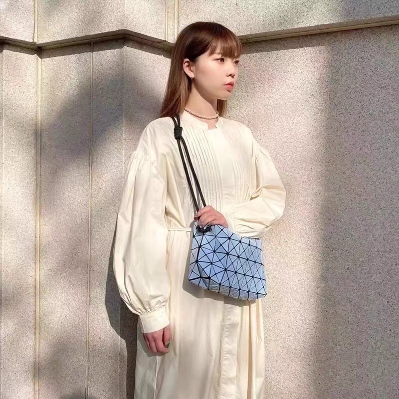 Tofu bag 2022 New triangle geometric bag women's personality changeable shoulder crossbody fashion bag live supply