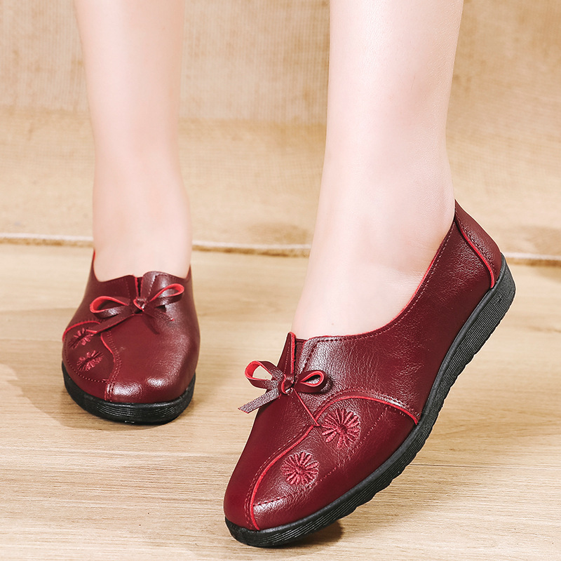 2022 new middle-aged and old-age leather shoes soft-soled non-slip women's shoes one-step lazy shoes women's mother shoes wholesale