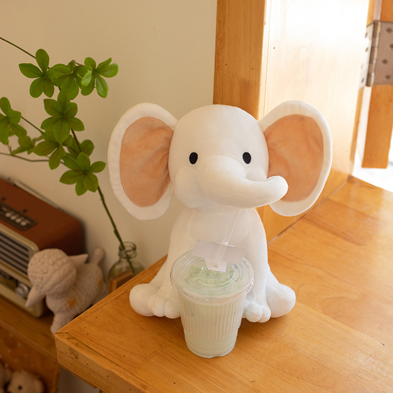 赤ちゃんは象のぬいぐるみのぬいぐるみのぬいぐるみの赤ちゃんをなだめて寝ます。