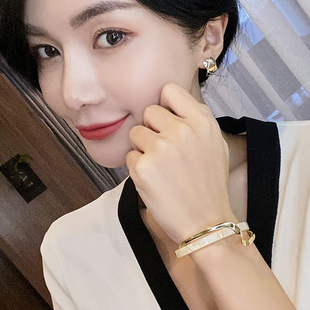 Koreanischer Ins-Nischendesign-Ring, minimalistischer, allgleiches, unregelmäßige Textur, flache Linienöffnung, verstellbarer Ringhersteller_voghion.com