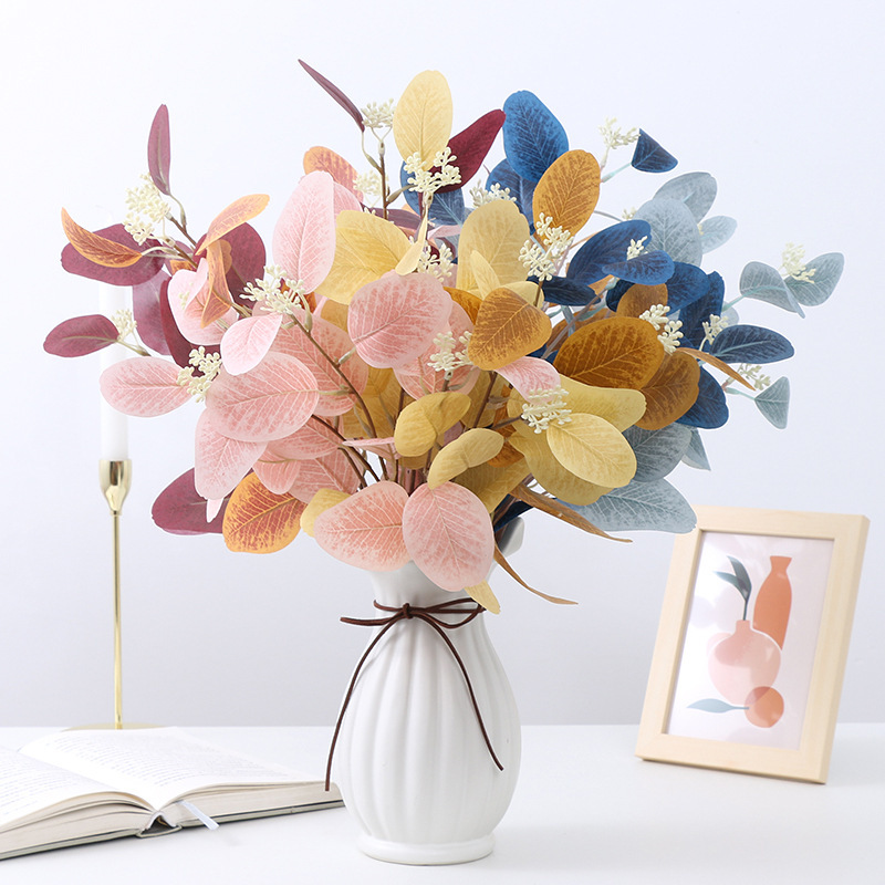実付きユーカリの葉の偽の花束をシミュレーションします。|undefined