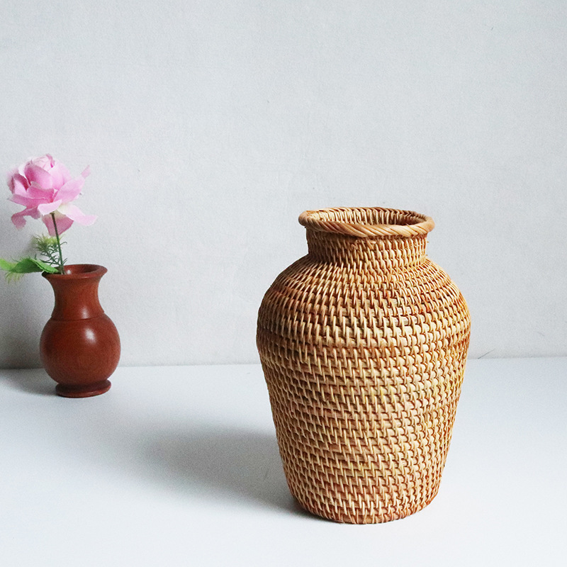 藤編みの花瓶の置物は乾いた花を挿します。|undefined