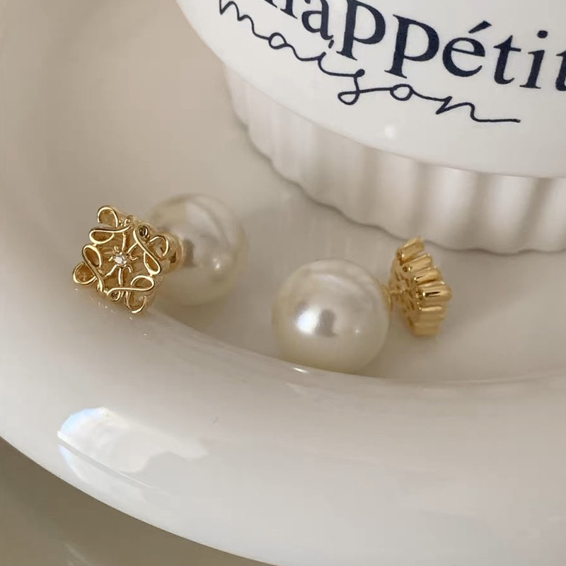 Xiaoxiang metal texture pearl earrings 2023 new style light luxury high-end simple earrings for women