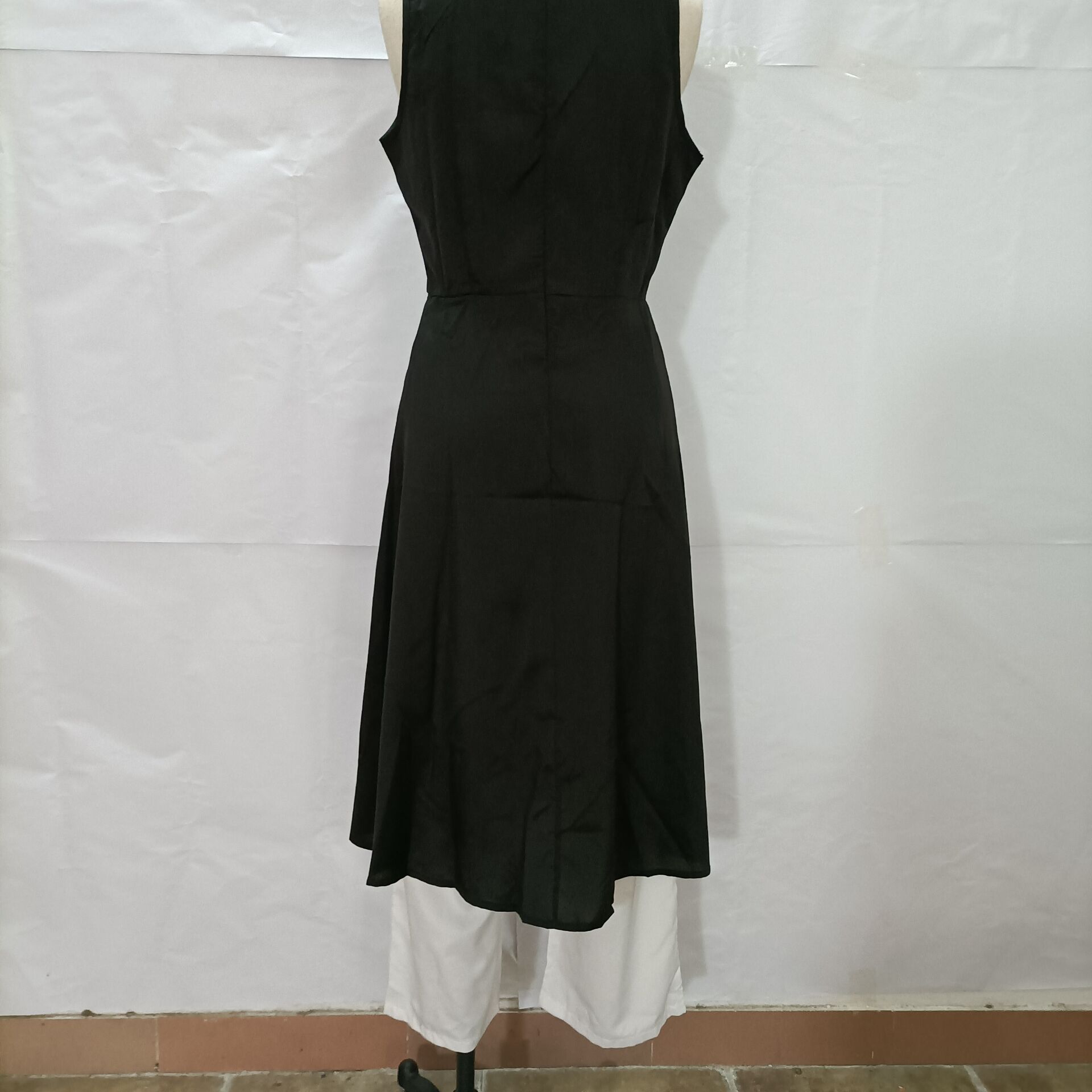 2021 Neues ärmelloses, figurformendes, kontrastierendes Anzughosen-Set in Schwarz und Weiß (langer Rock + Hose)_voghion.com