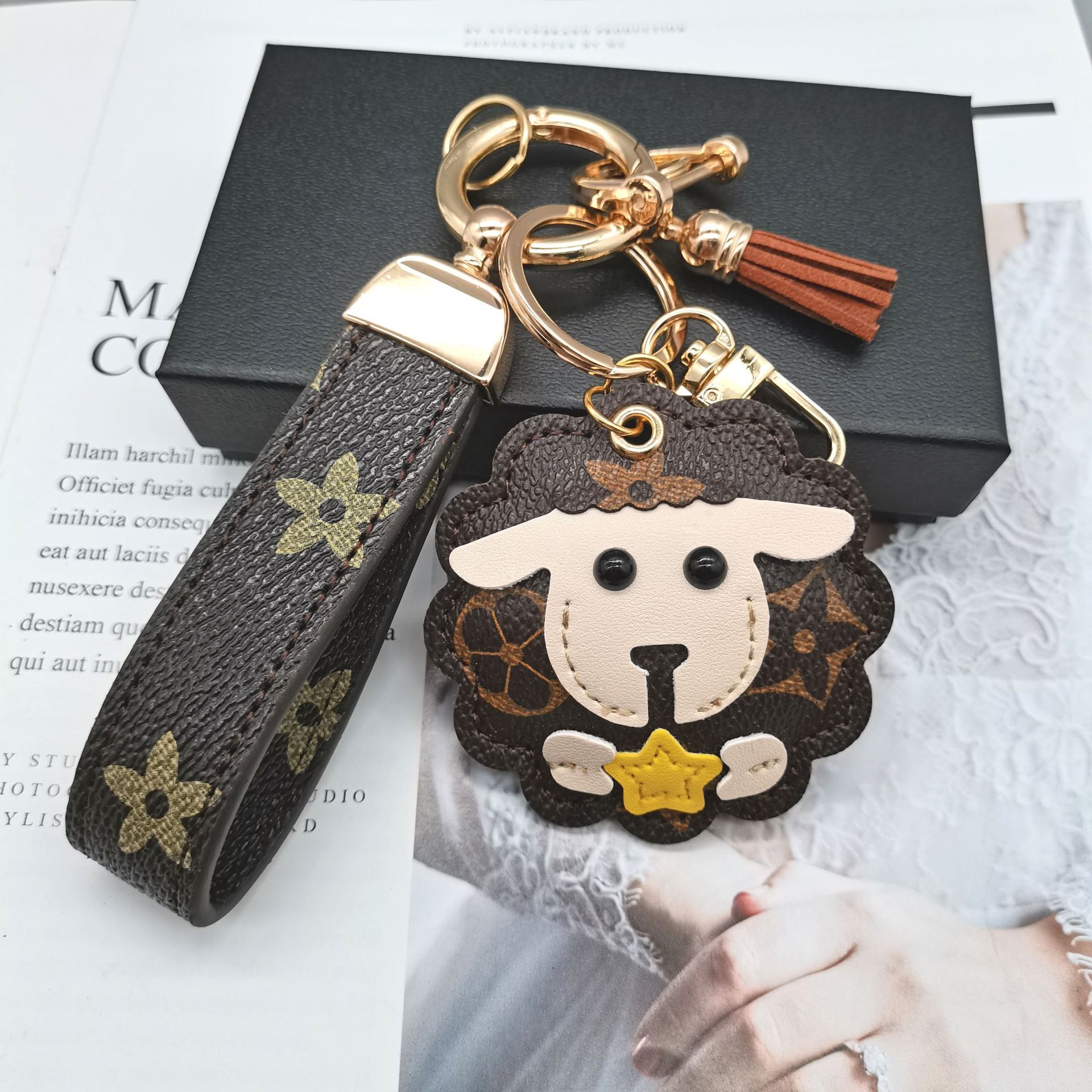 Xiaoqing New Car Keychain Pendant Cartoon Internet Celebrity ins Fashionable Leather Simple Keychain Women's Bag Pendant