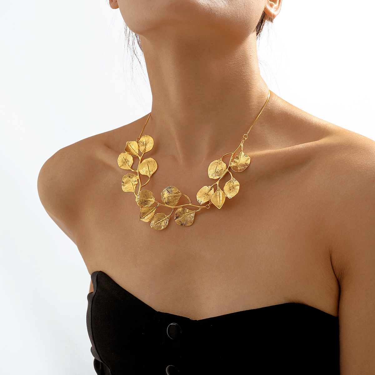 N10854 Europe and the United States cross-border jewelry creative personality temperament metal wind necklace ZA leaves exaggerated personality neck chain