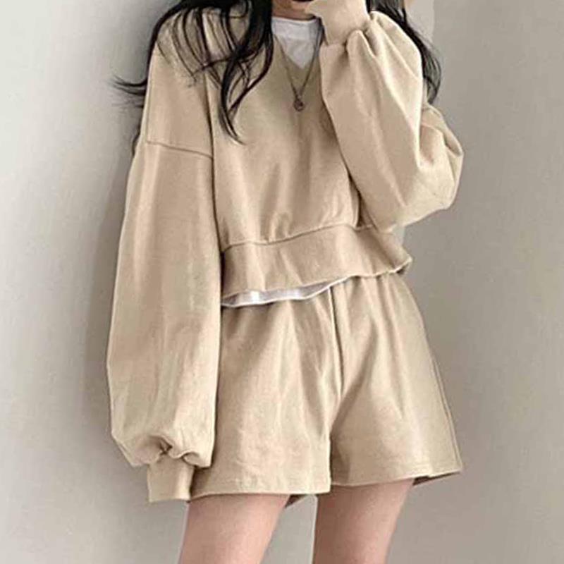 Koreanischer schicker Herbst-Lazy-Style-Pullover mit V-Ausschnitt, lockerem Langarm-Pullover + Shorts mit hoher Taille und weitem Bein, Sportanzug für Damen_voghion.com