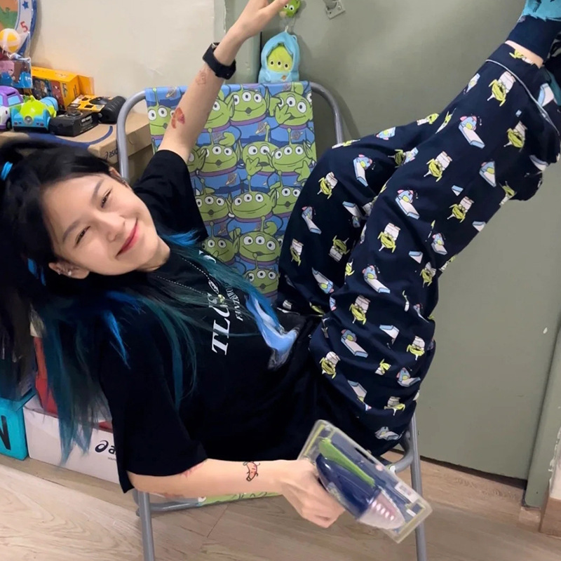 ズボンを散歩して! ヒップホップの少女風春秋パジャマの女性はゆったりしています。|undefined