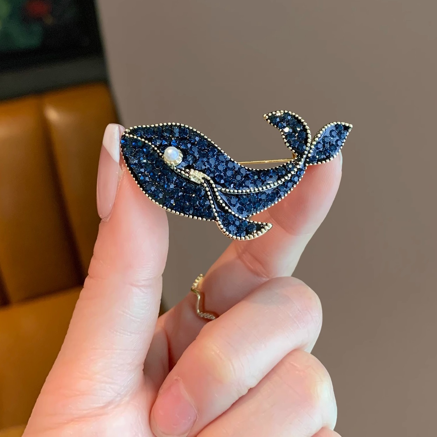 New dolphin brooch cross-border exclusive corsage high-end design sense niche brooch animal cute European and American style
