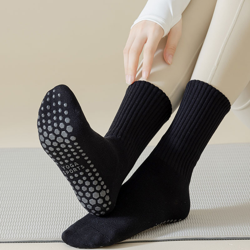 Professional yoga socks mid-calf length socks Cotton solid color boneless non-slip socks Indoor Fitness Pilates women's sports socks wholesale