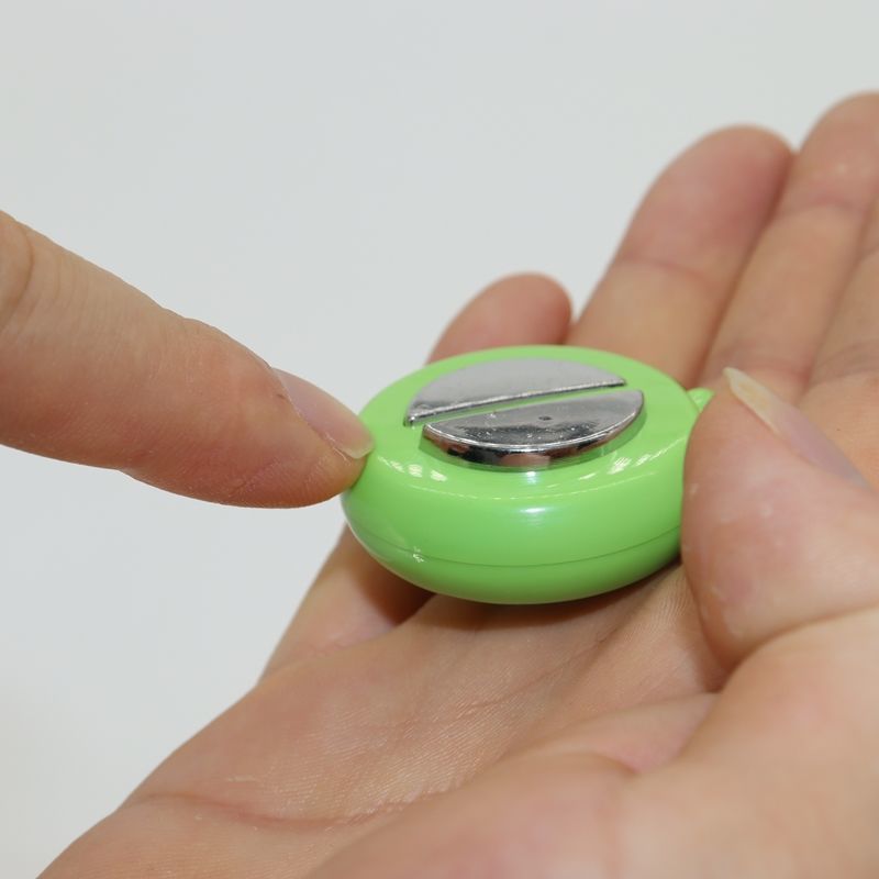 Handshaking treasure trick toy spoof spoof spoof toy trick Fool's Day electric shock hand gripper