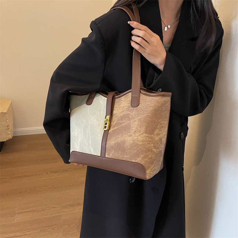 Autumn and winter high-end Maillard style bag for women  new retro fashion tote bag niche design shoulder bag