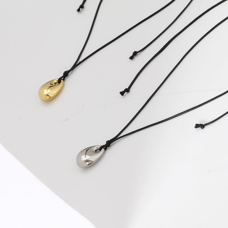 新しいファッションの金色の豆の黒い皮の縄のネックレスinsの博主の同じタイプの鎖骨の鎖は簡単で、セーターの首の鎖を合わせます。|undefined