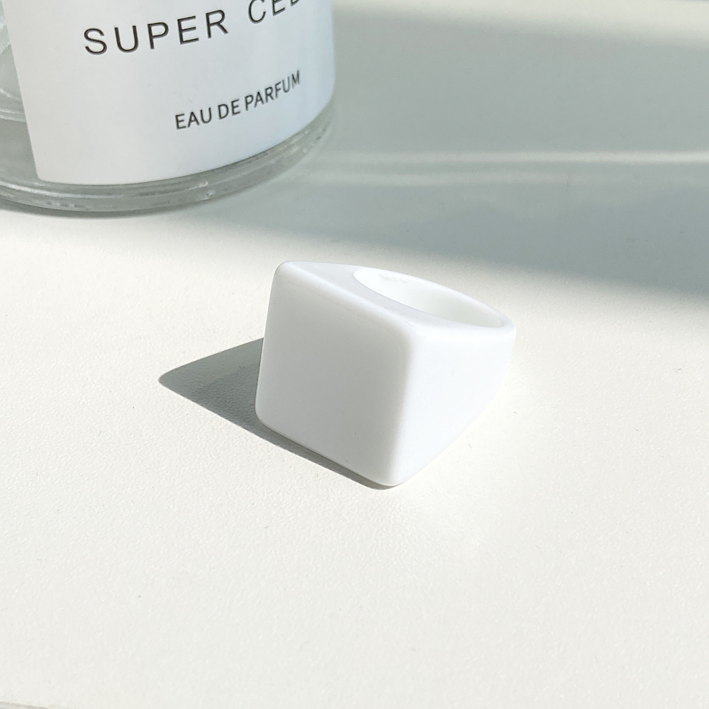 White Resin Ring Men's and Women's Tail Ring Costume Collocation ins Internet Celebrity Exaggerated Personality Ring_voghion.com