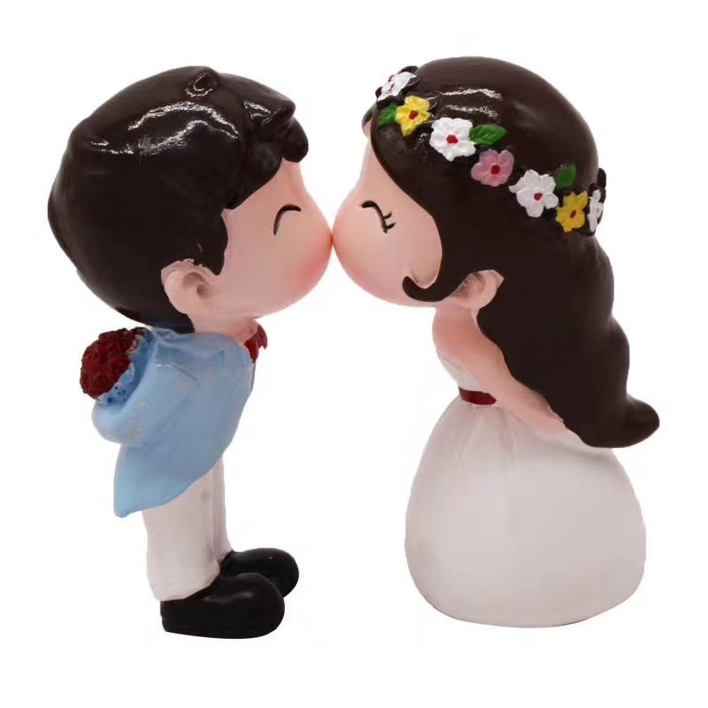 ♡七夕バレンタインデーのキス人形新郎新婦カップルがプロポーズ結婚記念日の結婚式ケーキを飾っています。|undefined