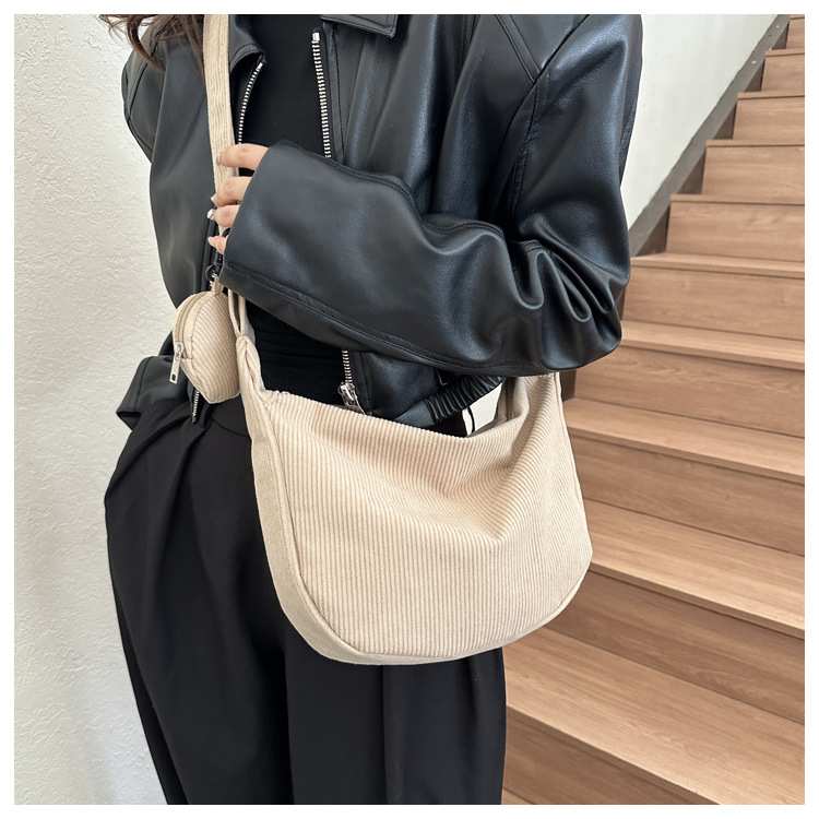 Solid color simple large capacity 2023 autumn and winter New Korean style simple shoulder messenger bag mother bag dumpling bag fashion_voghion.com
