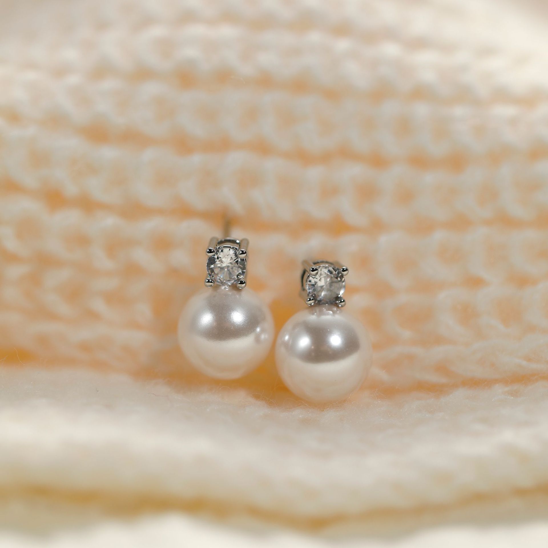 Cool silver gray single zircon silver needle earrings earrings Shijia quality pearl earrings mosquito coil disc ear clip without pierced ears