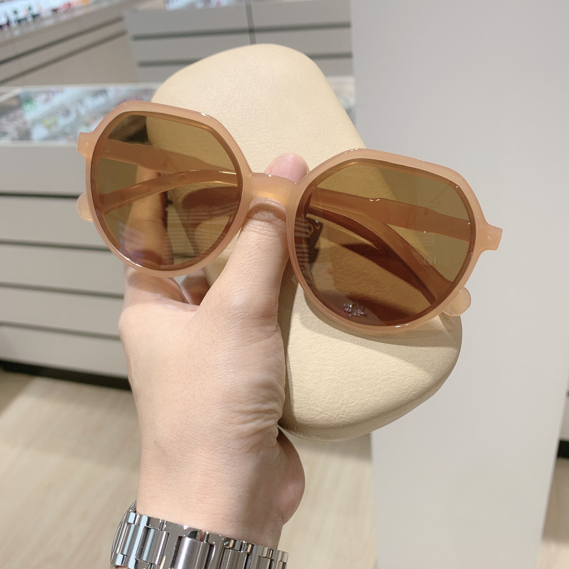 2024 new ins street photography retro women's small frame milk tea big face thin sunglasses sunglasses women's tide wholesale