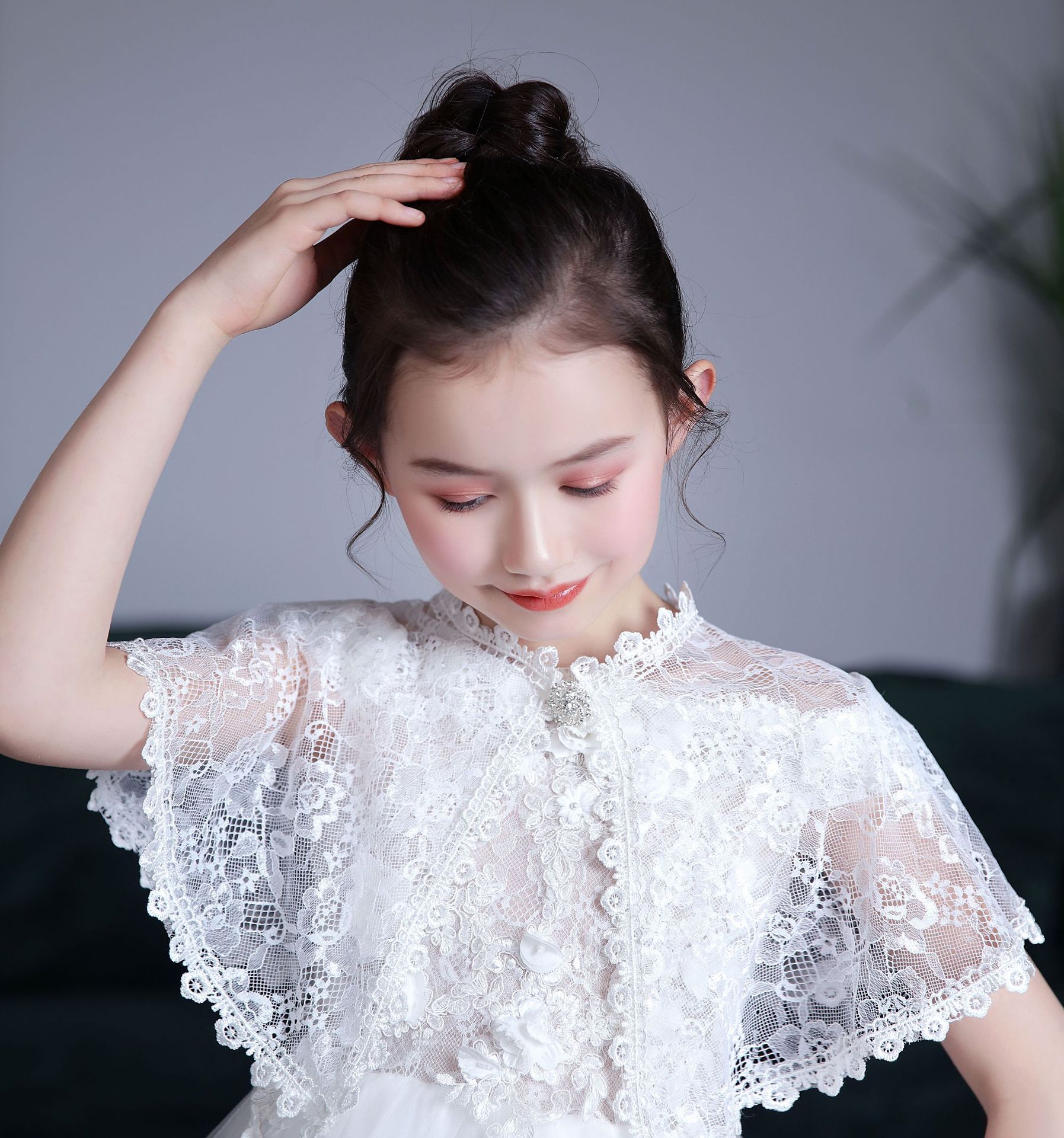 2021 spring and summer home children's small shawl flower girl dress shooting outside lace diamond buckle Korean small coat women's cute