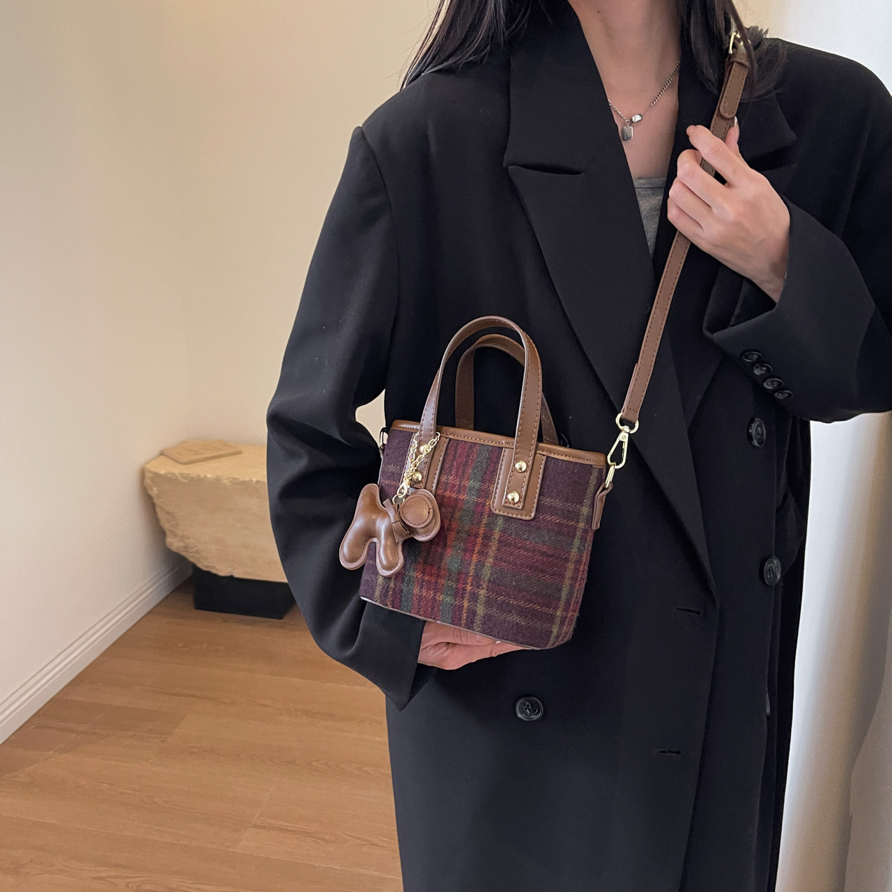 This year's popular small bag women's plaid versatile new fashion single shoulder crossbody bag woolen portable bucket bag