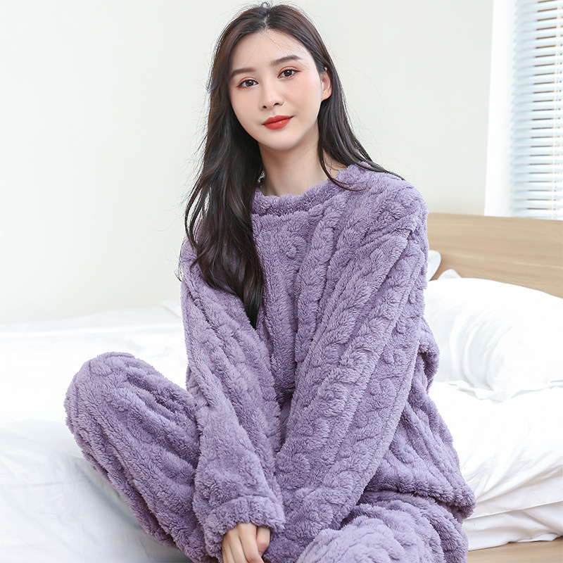フランネルの暖かいズボンのスーツの女性は家の服のサンゴのパジャマの女性を厚くして暖かくてゆったりしています。|undefined
