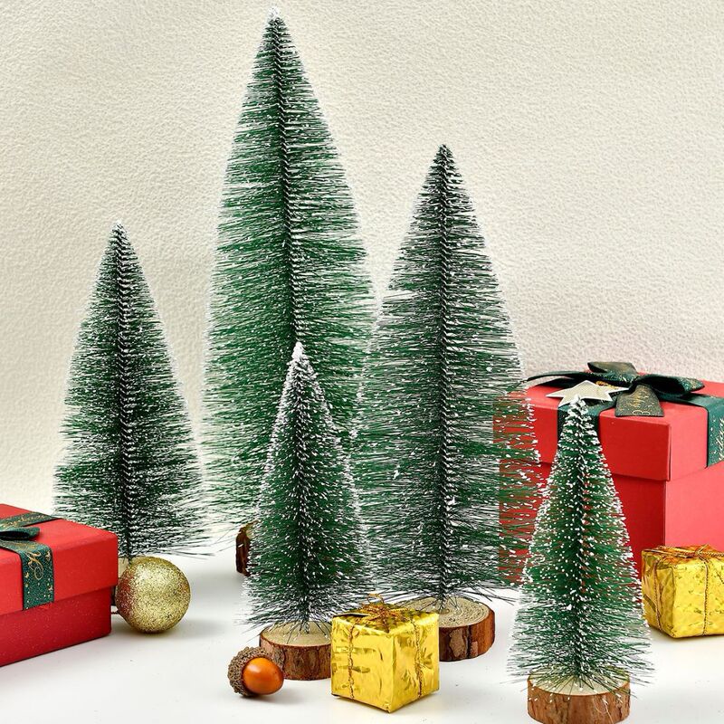 クリスマスのミニクリスマスツリーに白い雪がついています。|undefined