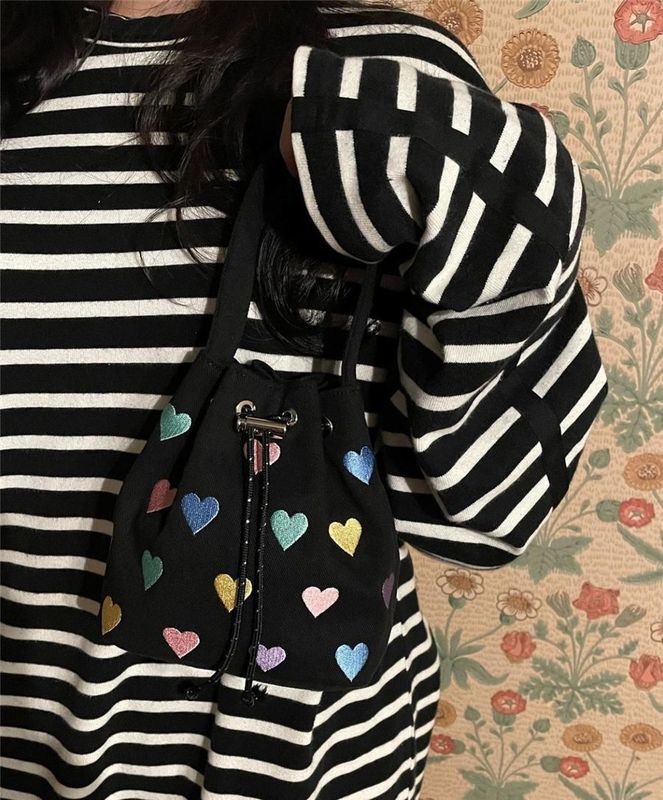 韓国刺繍の愛はピンクのハンドバッグを持っています。2022春夏の新型シングル肩斜めショルダーのミニバケツのカバンです。|undefined