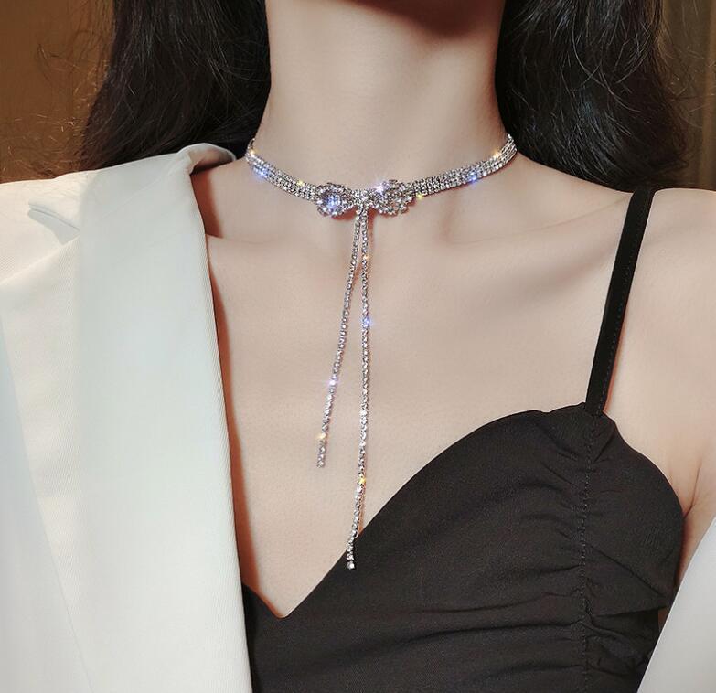 大衆の高級感のある蝶結びには、ダイヤモンドのフリンジネックレスの女性の鎖の個性的な首の鎖の女性insの冷たい風が飾られています。|undefined