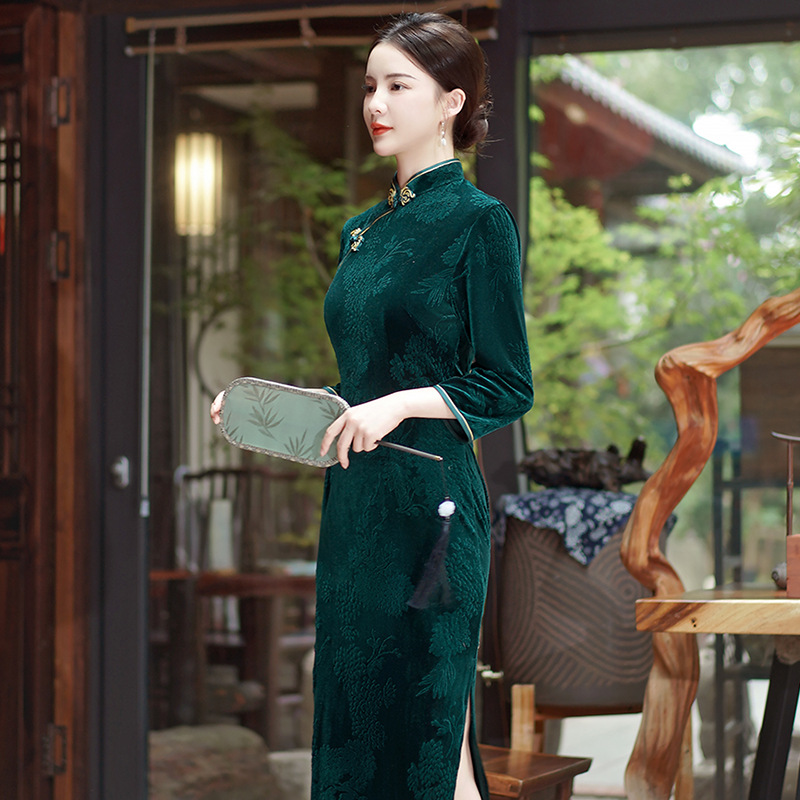 2023 autumn and winter New velvet jacquard cheongsam National style slim-fit long nine-quarter sleeve wedding banquet mother performance wholesale