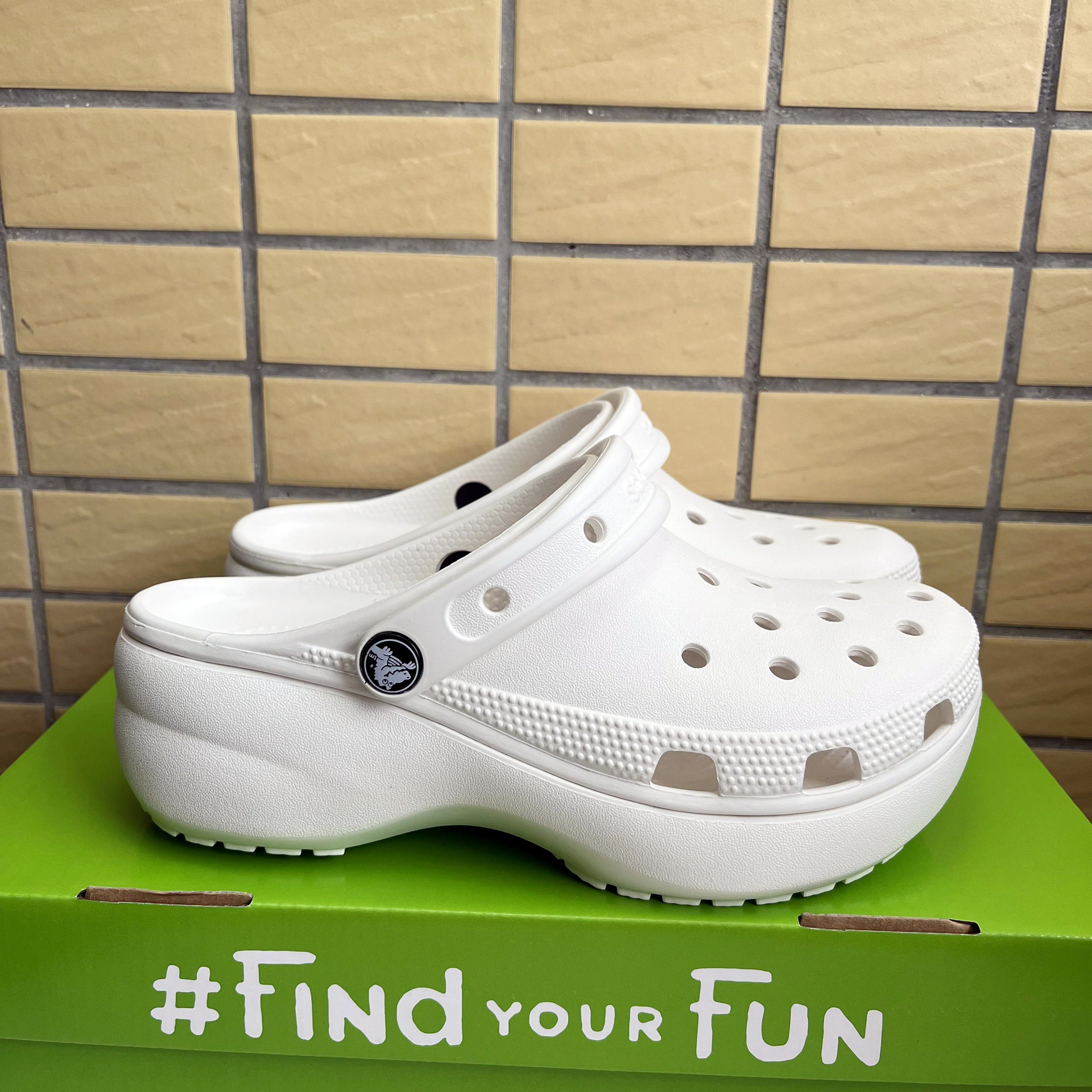 Cross Carolci Classic Star Cloud Puffs Small Whale Hole Shoes Thick Sole Heightened Baotou Outdoor Slippers