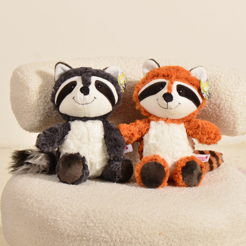 アライグマのぬいぐるみが可愛いです。熊のぬいぐるみを抱いています。|undefined