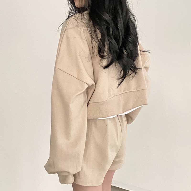 Koreanischer schicker Herbst-Lazy-Style-Pullover mit V-Ausschnitt, lockerem Langarm-Pullover + Shorts mit hoher Taille und weitem Bein, Sportanzug für Damen_voghion.com