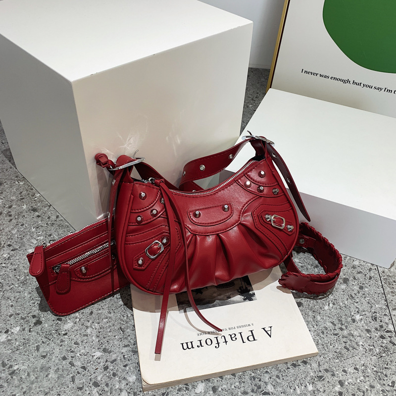 Cross-border New Armpit Bag Women's 2024 Pleated Crescent Mother Shoulder Bag Women's European and American Retro Riveted Motorcar Bag