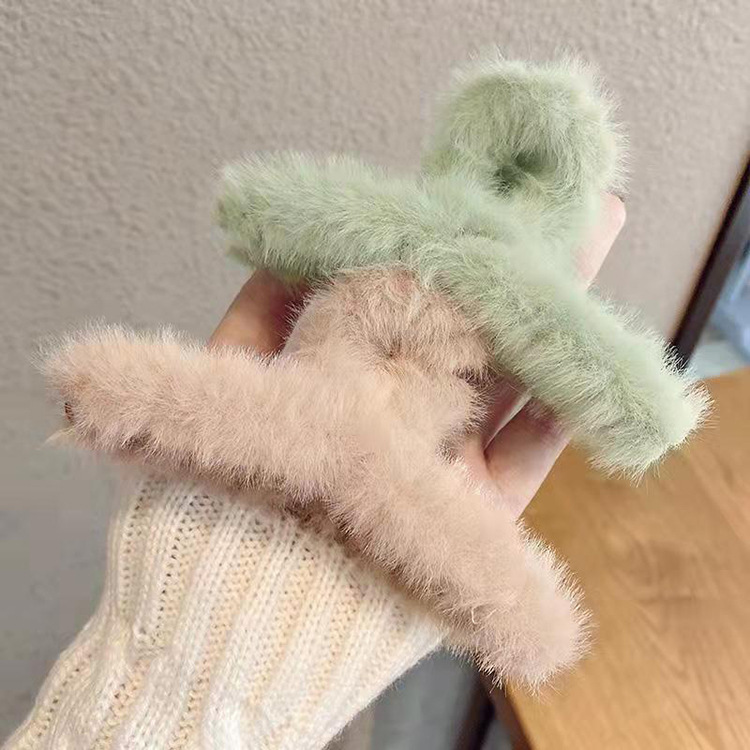 New simple plush hair clip girl's autumn and winter back head hair clip temperament hair catch shark clip hair accessories