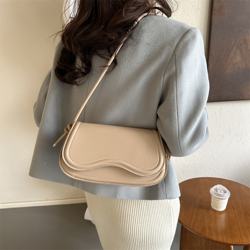 Women's bag 2023 Winter niche Western style shoulder bag versatile texture portable phone bag Korean style underarm women's bag fashion