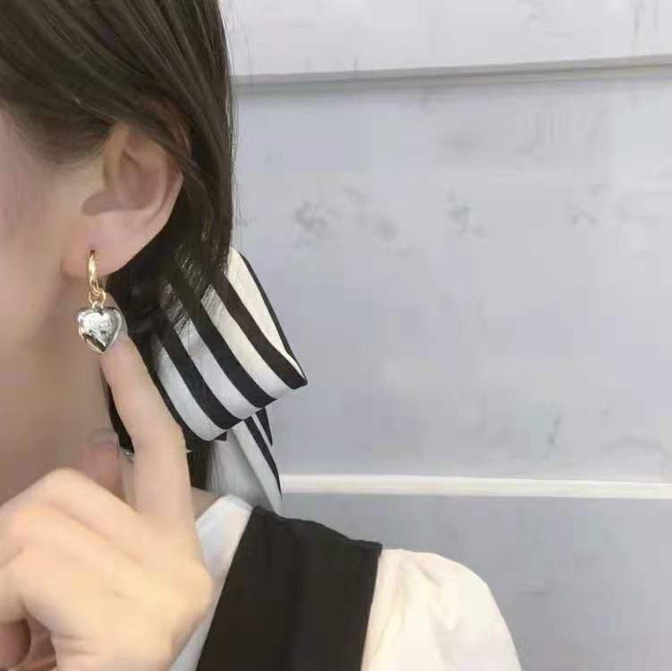 新しい銀色の桃の心のイヤリングの金色の耳の輪の冷たい風の気質のファッションの潮流のピアスの経典の復古のイヤリングの女性|undefined