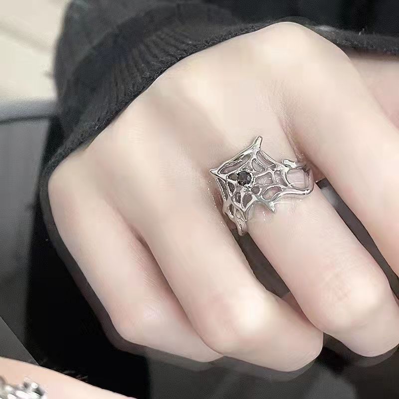 Dunkler Retro-Spinnnagelring mit schwarzem Edelstein, Nischendesign, hochwertiger, kalter Stil, offener Persönlichkeitsring_voghion.com