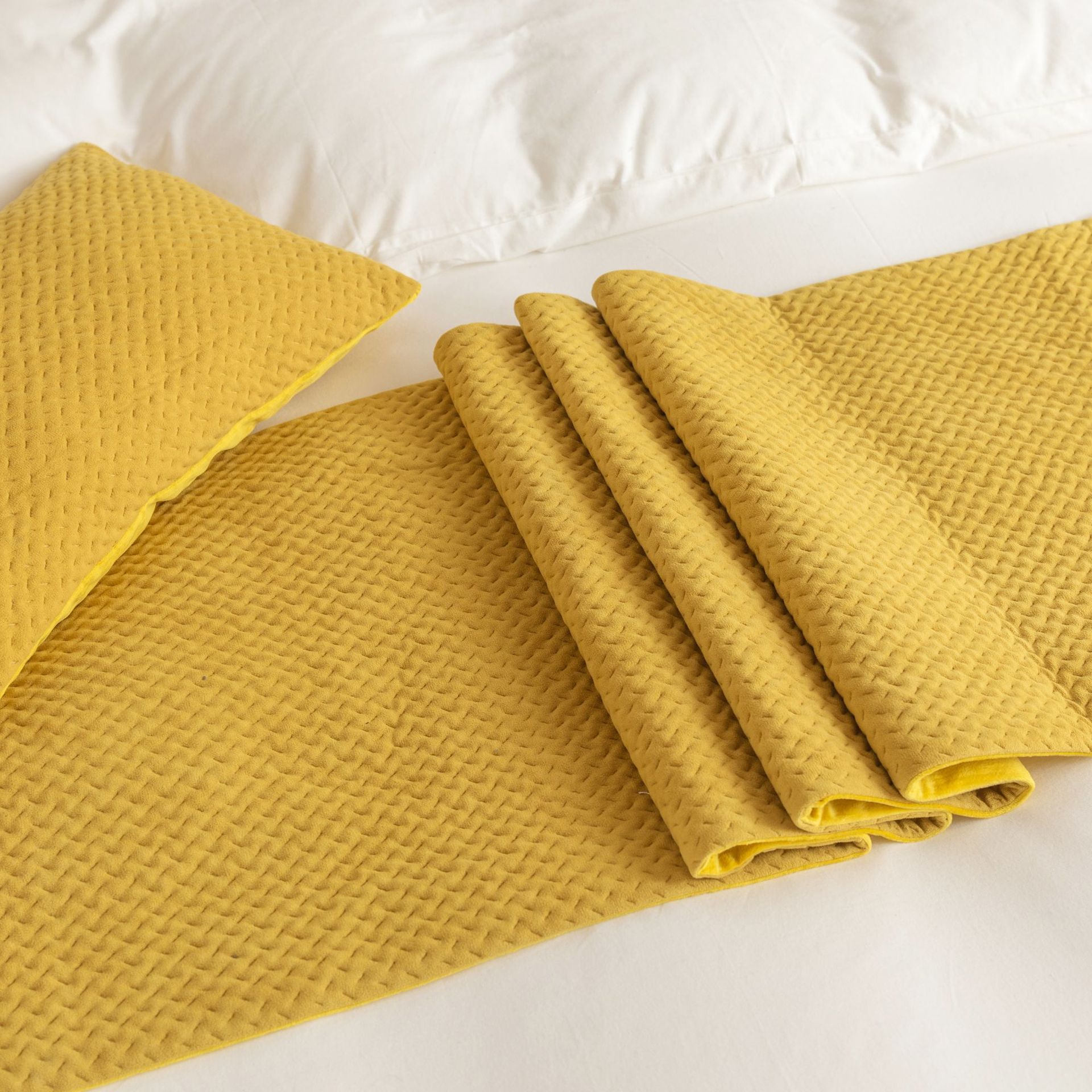 Factory direct supply of Dutch velvet irregular striped hotel homestay hotel bed towel bed flag