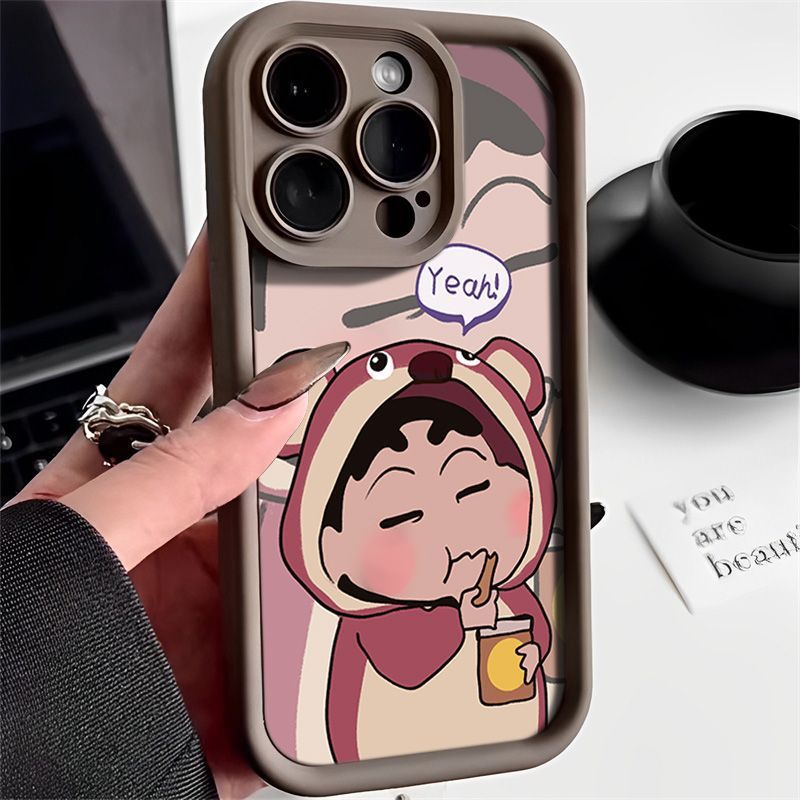 草莓熊蠟筆小新蘋果15promax手機殼可愛iPhone14卡通13全包鏡頭12