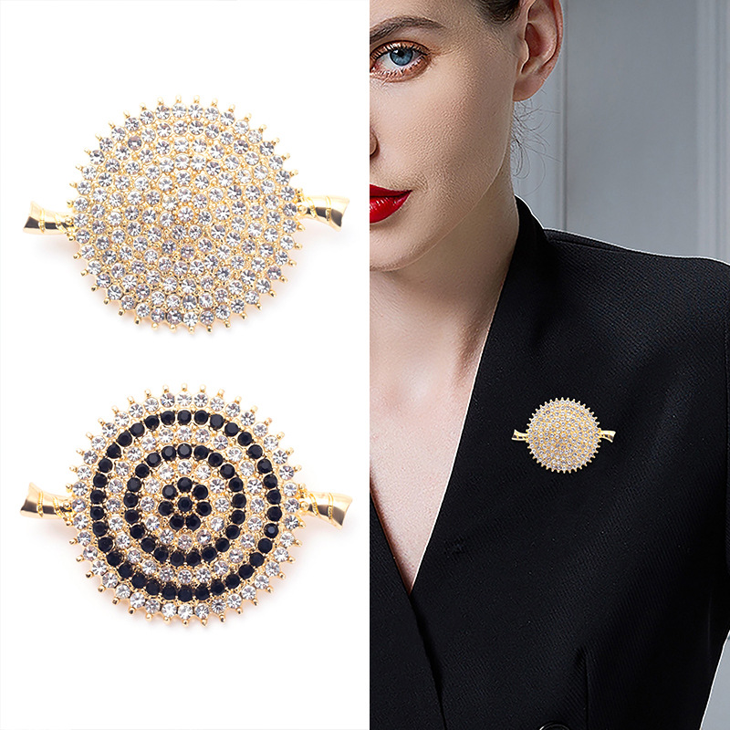 European and American Fashion Shield Brooch British Retro Suit Jewelry Matching Pins Full Diamond Disc Gold and Silver Two-color Brooch